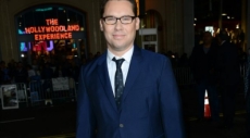 FOTO: Captan al director de X-Men divirtiéndose con un stripper
