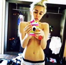 FOTOS: Miley Cyrus presume sexy selfie casi desnuda en redes sociales