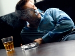 ¿Fumar mientras bebes alcohol aumenta la resaca?