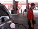 Gobierno baja 3 y 4 pesos a los precios de las gasolinas