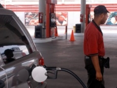 Gobierno congela precio de los combustibles