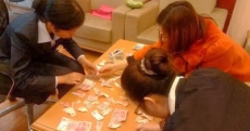 ¡Grave descuido! Un niño chino rompió todos los ahorros de su familia en un instante