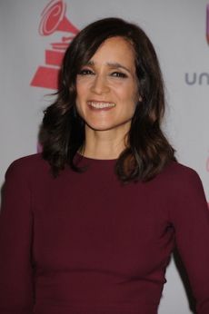 Grupos homófobos atacan a Julieta Venegas