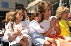Hijos de Jennifer Lopez no quieren separarse de Casper Smart