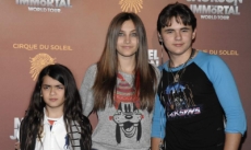 Hijos de Michael Jackson recibirán 8 millones de dólares al año.