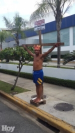 Hombre se crucificó frente a Aduanas en rechazo a impuesto a compras por Intenet