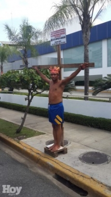Hombre se crucificó frente a Aduanas en rechazo a impuesto a compras por Intenet