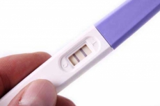 Hombre se hace prueba de embarazo y resulta positiva
