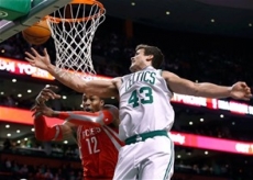 Howard: 32 y 10 rebotes en el triunfo de Houston