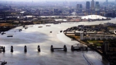 Inauguran en Londres el mayor puente solar del mundo.
