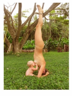 Instagram cierra la cuenta de una madre que publicó una foto desnuda haciendo yoga y dando el pecho a su hijo.