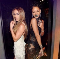 J.Lo y Rihanna se saludan con el ¡trasero!.