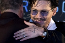 Johnny Depp exhibe anillo de compromiso
