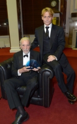 Johnny Depp se tiñe de rubio para premiar a Sir Christopher Lee