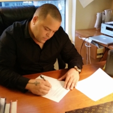 Johnny Marines, empresario y manager de Romeo, escribirá un libro