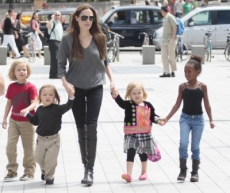 Jolie obligó a sus hijos a comer larvas