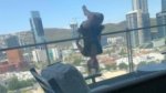 Joven cayó 25 metros mientras realizaba yoga en un balcón y se fracturó más de 100 huesos