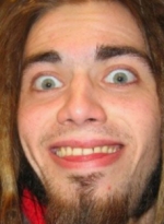 Joven se come su propia cadera con patatas.