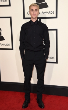 Justin Bieber nos muetras que ya es todo un hombre y posa desnudo