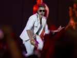 Justin Bieber ofrece actuación deslucida y luce aburrido