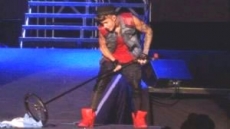Justin Bieber pateó la bandera argentina y barrió el escenario con ella (+ Video)