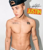 Justin Bieber presume tattoos y mucho músculo