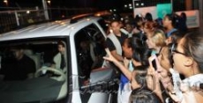 Justin Bieber rodeado de fanáticas al llegar a RD