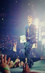 Justin Bieber se guarda dentro de sus pantalones el teléfono de una de sus fans