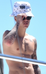 Justin Bieber se pasea en un yate rodeado de mujeres (+ Fotos)