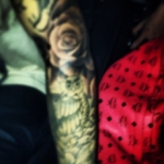 Justin Bieber se tatúa una rosa y completa su brazo