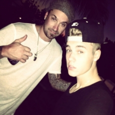 Justin Bieber vuela a Canadá por una cirugía de su padre