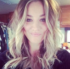 Kaley Cuoco cambia de look