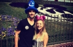 Kaley Cuoco se fue de luna de miel a Disneyland