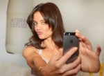 Katie Holmes tiene la mejor cara de selfie de la historia.