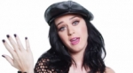 ¡Katy Perry se cae en pleno escenario!.