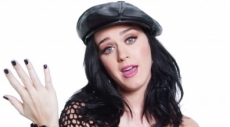 ¡Katy Perry se cae en pleno escenario!.