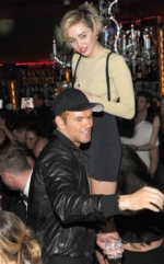 Kellan Lutz niega romance con Miley Cyrus