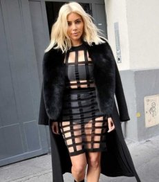 ¡Kim Kardashian sale a la calle casi sin ropa!