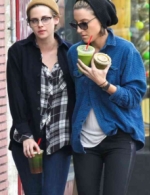 Kristen Stewart se pone cariñosa con una mujer en público
