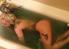 L a dy Gaga comparte una selfie en la que aparece desnuda en la bañera