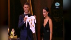 La broma de Cristiano Ronaldo en la entrega del Balón que incomodó a su pareja y el peculiar regalo para su hija Alana