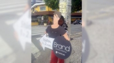 La foto del niño cartel que conmueve a las redes sociales.