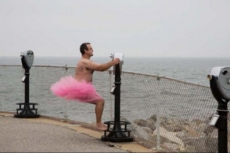 La historia del hombre que se saca fotos con un tutú rosa para alegrar a su esposa enferma