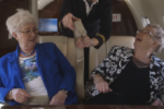 La historia de estas dos abuelitas al hacer su primer viaje en avión.
