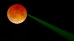 La Nasa publica una impactante foto de un rayo verde que sale de la luna