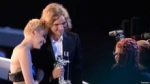 La policía busca al indigente que acompañó a Miley Cyrus en la gala MTV