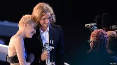 La policía busca al indigente que acompañó a Miley Cyrus en la gala MTV