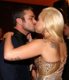 ¡Lady Gaga presume su amor en los Globos de Oro!