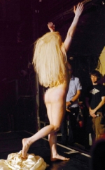 Lady Gaga quedó completamente desnuda en un show en Londres