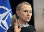Lanzan un zapato a Hillary Clinton en pleno discurso